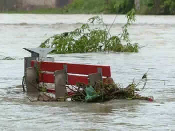 watersnood zitbankje onder water