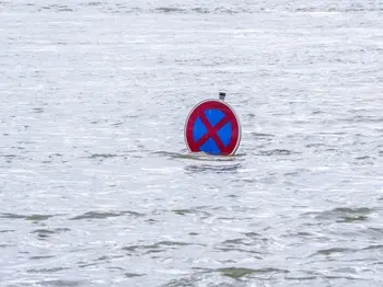 hoogwater verkeersbord onder water
