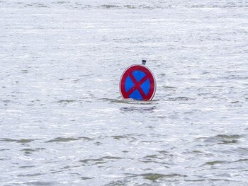 hoogwater verkeersbord onder water